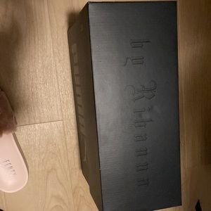 Rihanna puma slides women size us8.5 EURO 39This is great buy it won’t last!👀👡